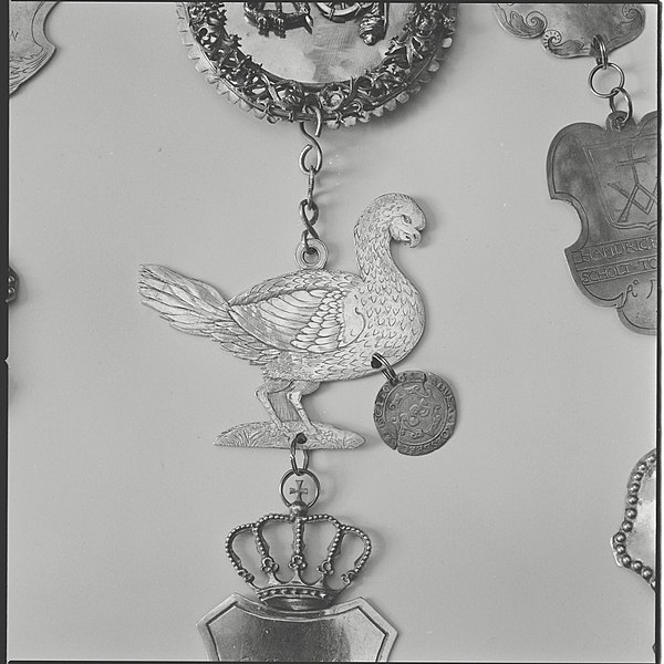 File:Interieur, detail schutterszilver, vogel met afbeeldingen van Sint Georgius en de H.Catharina - Heumen - 20427814 - RCE.jpg