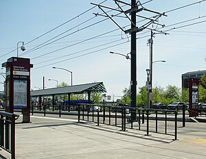 Interstate Naik Kuartal MAX station - Portland, Oregon.JPG