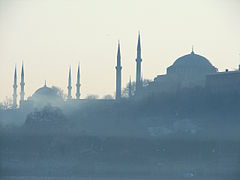 A Mesquita de Sultanahmet e a Basílica de Santa Sofia sob o nevoeiro