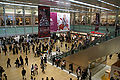 Sector del centro comercial dentro de la estación.