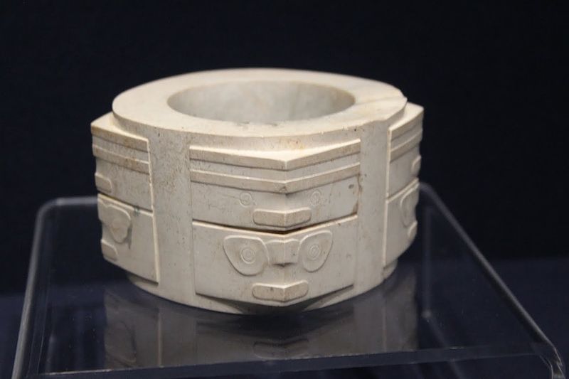 קובץ:Jade cong, Liangzhu Culture, 5200-2200 BC, Shanghai Museum.JPG