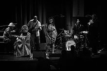 Photo en noir et blanc d'un groupe, avec Jason Moran aux claviers, un bassiste, une chanteuse, un batteur et un trompettiste.