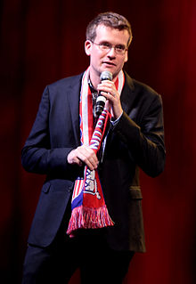 Джон Грийн на сцената на ВидКон (VidCon) през юли 2014 г.