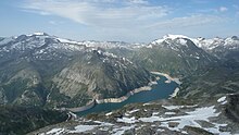 Blick südwestwärts auf den Kölnbreinspeicher im Maltatal, hinten links das Massiv der Hochalmspitze, rechts das des Ankogels