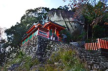 神倉神社御神体の巨岩・ゴトビキ岩と拝殿（和歌山県新宮市）