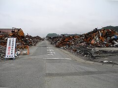 Trümmer in einem von Bränden heimgesuchten Gebiet (Foto: 12. Juni 2011)