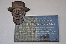 una placa conmemorativa con inscripciones en checo.