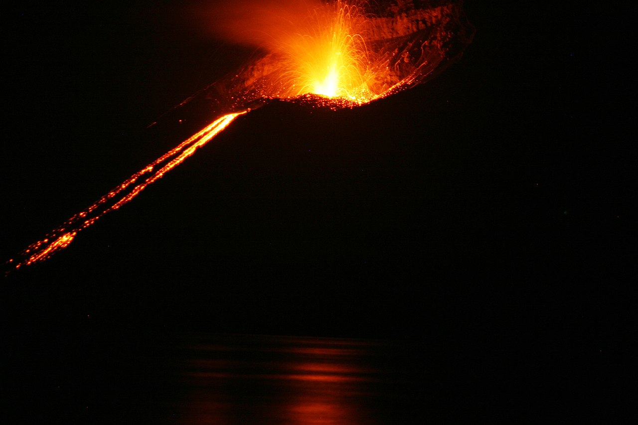 File:Krakatoa eruption 2008.jpg  Wikipedia