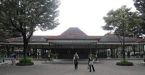 Frente do palácio, com duas árvores