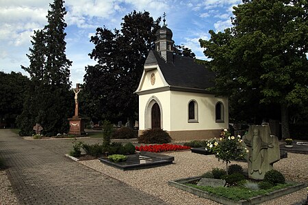 Kuhardt 200 Friedhofskapelle+Kreuz gje