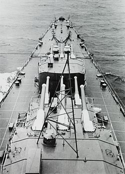 Носовые орудийные башни крейсера, 1939 год.