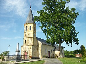 L'église Saint-Martin et le monument aux morts.