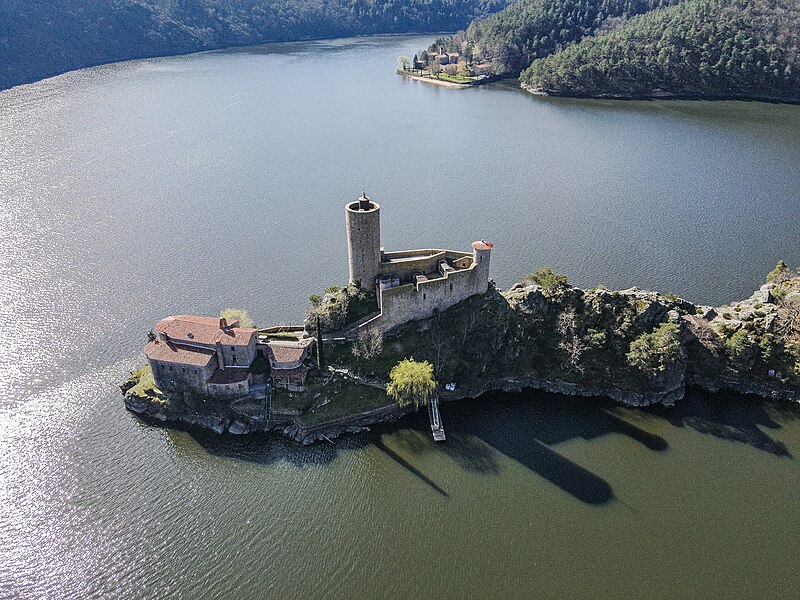 File:La Loire et Le château de Grangent.jpg