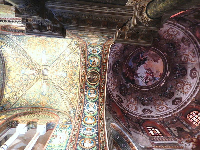 File:La cupola affrescata e la volta con decorazione musiva del presbiterio.jpg