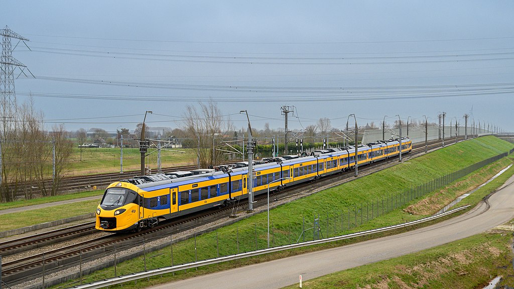 1024px-Lage_Zwaluwe_ICNG_3208_trein_82042_%2852700859469%29.jpg