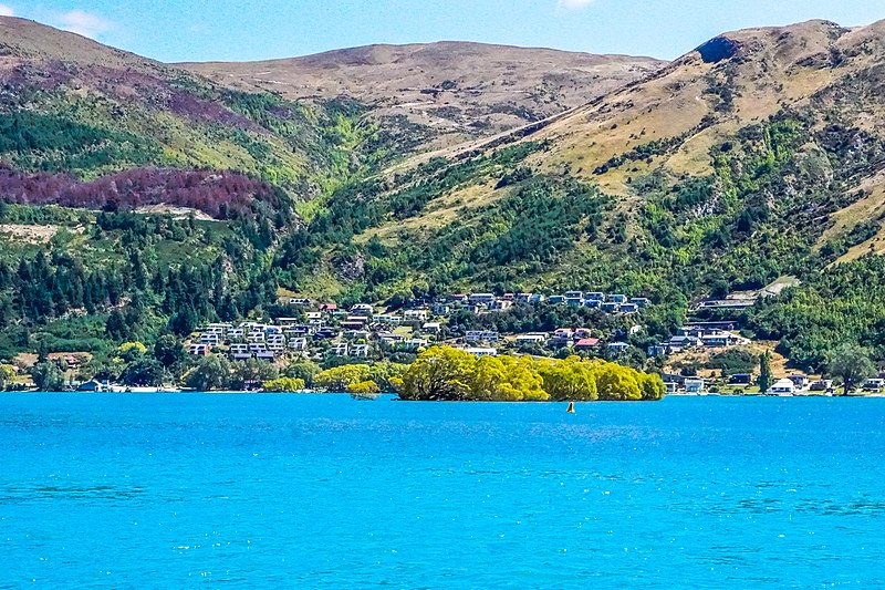 File:Lake Wakatipu, Queenstown New Zealand - panoramio (27).jpg