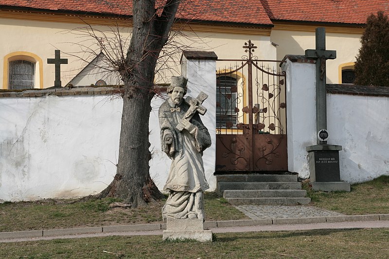 File:Ledenice, socha před kostelem (4785).jpg