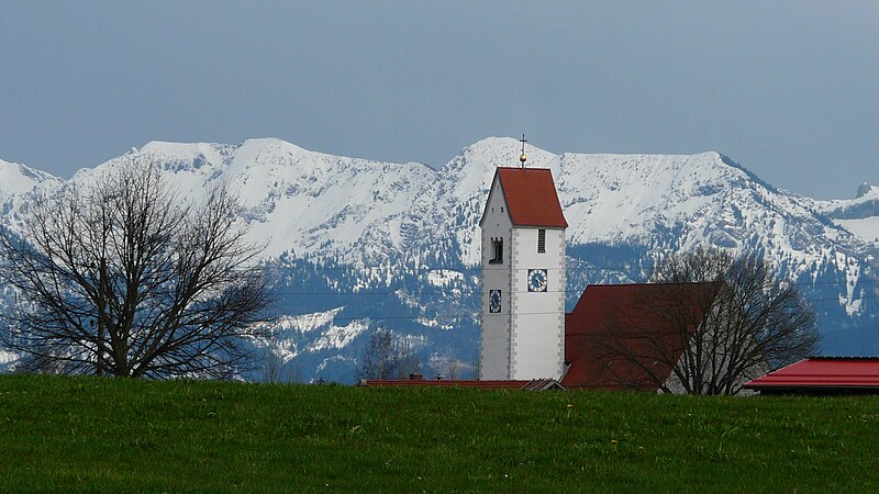 File:Lengenwang - Kirche v NW, Ammergebirge 190412.JPG