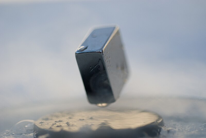 File:Levitation of a magnet on top of a superconductor 2.jpg