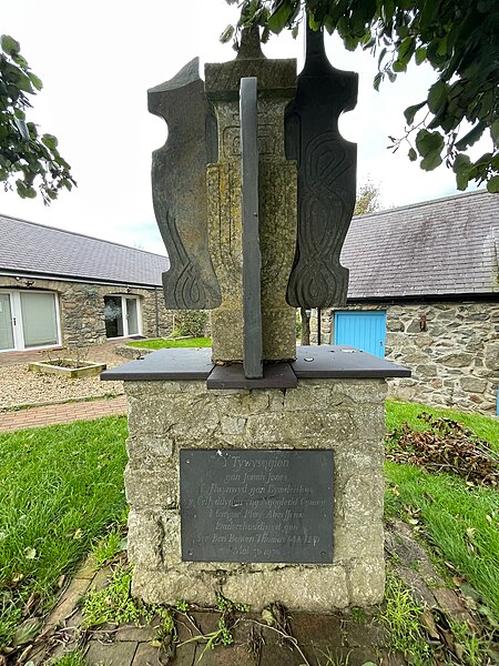 Llys Llywelyn sculpture by Jonah Jones