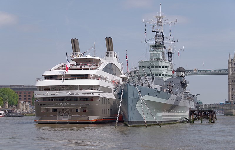 File:London MMB »0V7 "Le Boreal" and HMS Belfast.jpg