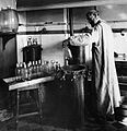 Louis Pasteur experimentando no seu laboratorio.