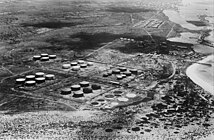 Aerial view of Storage tanks and village in the distance (upper-right)
(1940-1945) Luchtopname. Opslagtanks van de raffinaderij van de Arend Petroleum Maatschappij, Bestanddeelnr 935-1221.jpg