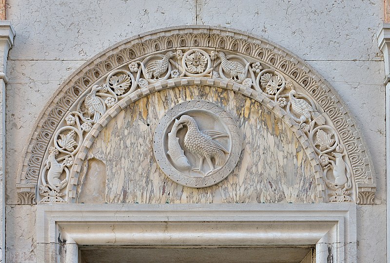 File:Lunetta con uccello pescatore Fontego dei Turchi Venezia.jpg