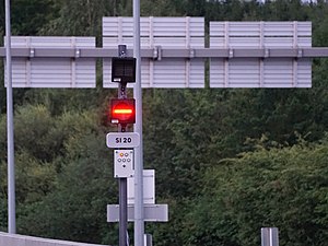 E Signal fir d'Sécherung vun der Weich, hei als "Stopp"-Signal. Driwwer ass e Liichtisgnal wou nach eppes aneschtes ugewise ka ginn. Drënner, d'Schëld mat der Nummer an eng Schaltkëscht vun der Weich.