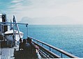 הספינה "קוקוס" ועליה מעפילים ממרוקו מתקרבת לצוק גיברלטר, 1961.[ד]
