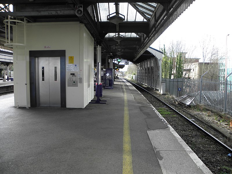 File:Maidenhead station Marlow platform look west2.jpg