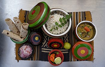 Традиционално јело са Малдива, туна кари (у чинији десно) са пиринчем, хлебом и салатом. (пуна величина: 7.822 × 5.007 *)