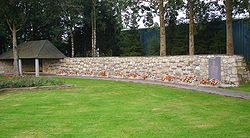 Le mémorial à Baugnez. Chacune des pierres noires rectangulaires insérées dans le mur porte le nom d'une victime.