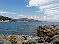 Mar Ligure, Noli, Spotorno, Bergeggi e isola di Bergeggi visti dalla spiaggia di Capo Noli - Noli.jpg