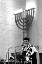 Le grand-rabbin Max Warschawski en chaire, à la grande synagogue de la Paix, 1980.
