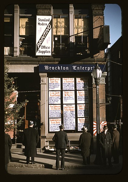 File:Men reading headlines posted in street-corner of Brockton Enterprise newspaper office, Brockton, Mass. LCCN2017877374.jpg