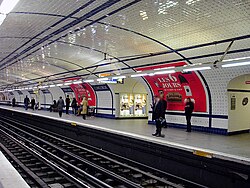 Metro de Paris - Ligne 12 - Concorde 03.jpg