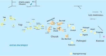 Barevná mapa.  Čtyři státy Mikronésie (Yap, Chuuk, Pohnpei a Kosrae) jsou ostrovy obklopené barvami.