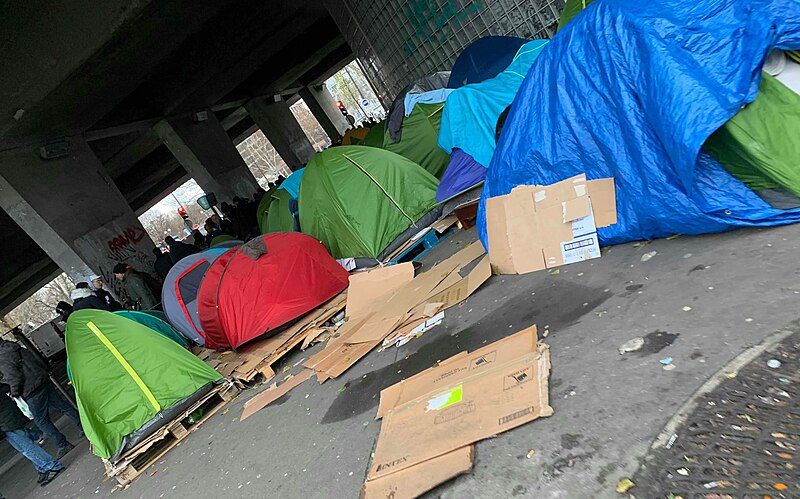 File:Migrants Paris Saint-Ouen.jpg