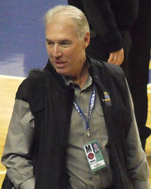 Mike Pratt depois de fornecer comentários coloridos de rádio para um basquete masculino do Kentucky Wildcats