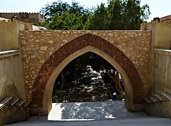البوابة الأثرية القديمة المؤدية إلى كنائس الدير الثلاثة (دون الحصن).