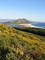 Monte Louro coa Lagoa das Xerfas, a praia de Area Maior e o pinar de Ancoradoiro. Ao fondo, a ría de Muros e Noia.