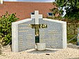 Le monument aux Morts de Trois-Monts, commune déléguée de Montillières-sur-Orne dans le Calvados. Il combine une croix latine avec une croix de Lorraine.