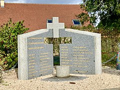 Le monument aux Morts de Trois-Monts, commune déléguée de Montillières-sur-Orne dans le Calvados. Il combine une croix latine avec une croix de Lorraine.