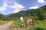 福島Bコースのコガラ登山口、中央奥に麦草岳