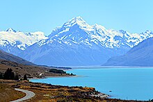 Granda monto kun lago en la malfono