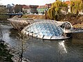 Murinsel, vom linken Murufer aus (auf Achse im Hintergrund: das ehemalige Bürogebäude 03 der Kulturhauptstadt 2003)