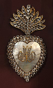 Un ex-voto en nacre et en strass représentant le Cœur Immaculé de la Vierge avec, en son centre, le monogramme marial (XIXe-XXe siècles), exposé au musée du Cœur du musée Art et Histoire, à Bruxelles. (définition réelle 1 452 × 2 384)