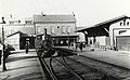 Gezicht op het tramstation te Wageningen, met een stoomlocomotief uit de serie 6900 van de N.S. (Tussen 1930 - 1940)