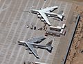 NB-52B Balls 8 de la NASA (abajo) junto su reemplazo B-52H en la Edwards AFB.